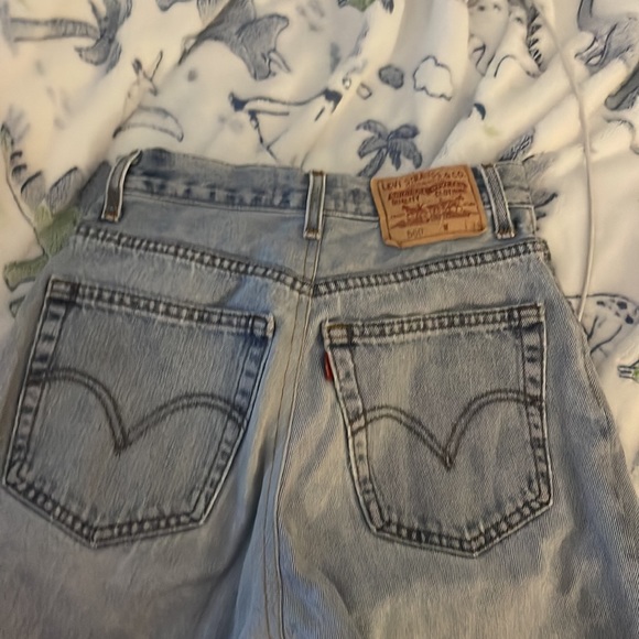 The best fitting levis! Super flattering just too short for me, best for 5”2-5”7 - Picture 2 of 2